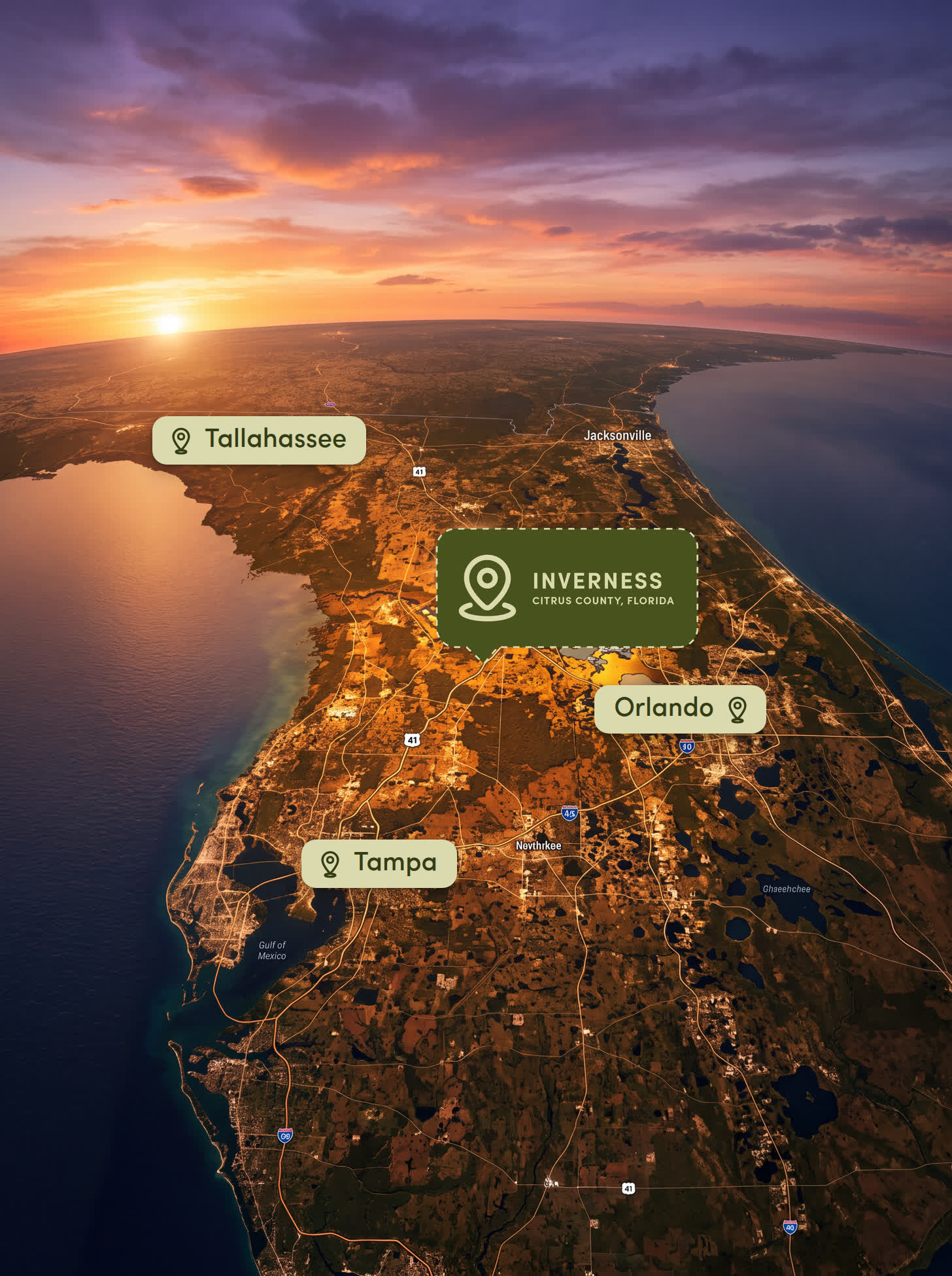 Vista aérea de la península de Florida al atardecer. Inverness aparece señalada en el centro, en Citrus County, y a su alrededor Tallahassee al noroeste, Orlando al este y Tampa al suroeste.